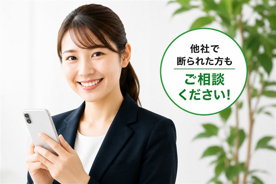スマートフォンで相談案内をする女性スタッフ